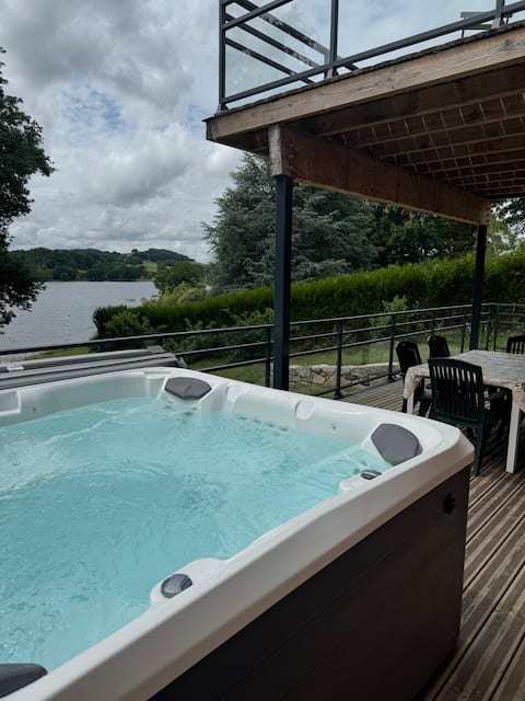 Chalet with your feet in the water
At Jeanne and Julien's