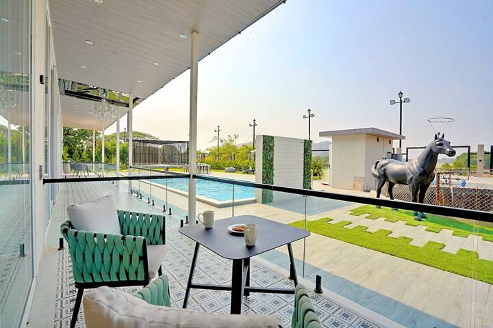 Majestic Glass Villa W/ Pvt Pool, Garden & Gazebo