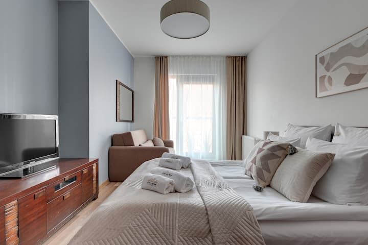 Първата спалня е оборудвана с удобно двойно легло и единичен разтегателен диван, което я прави идеална за двойки и семейства, пътуващи с деца.