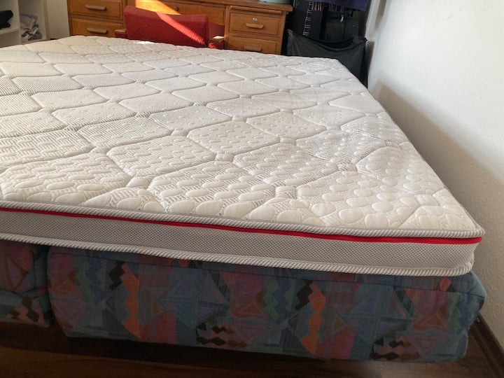 Sofá-cama de 160 x 200 cm + topper para conforto de dormir como na cama.