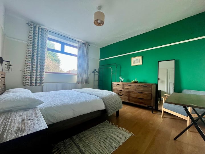 Large Modern Room, Friendly House - Manchester