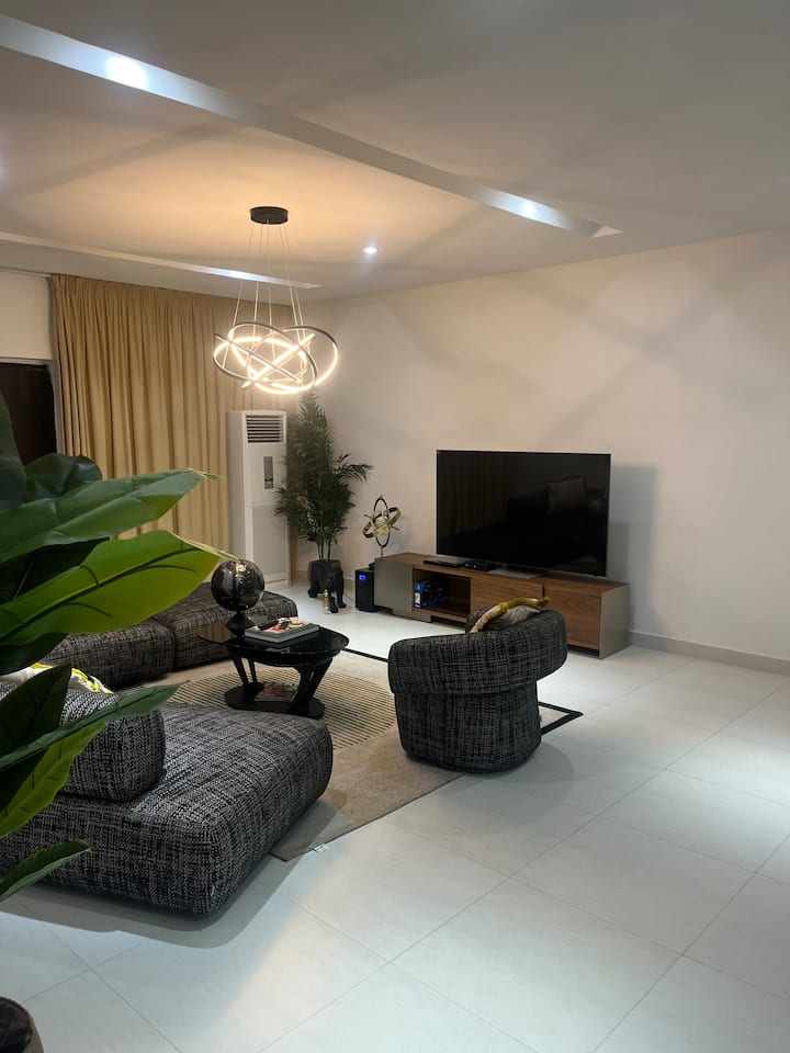 Modern Shortlet | Pool, Wifi & 10 Mins To Beaches - Lagos