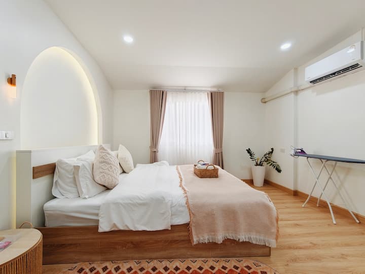 1. spavaća soba (glavna spavaća soba)
Nalazi se na drugom katu