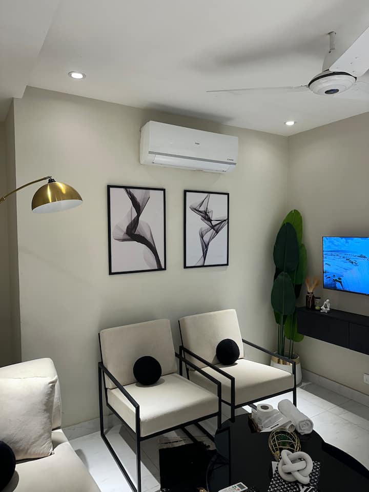 Modern 1bhk Studio/opus/centralgulberg/selfcheckin - Pakistan