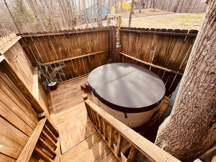 Cozy Cabin with hot tub