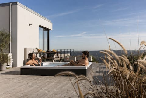 Windmill Retreat: Jacuzzi & Nazaré Beach (10 min)