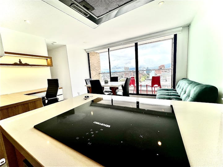 Útulný priestor, vybavená kuchyňa a obývacia izba s pohodlnou pohovkou, ideálne na oddych po dni v meste.

Moderný dizajn, svetlé prostredie, ideálne na krátkodobé alebo dlhodobé pobyty.

Integrovaná obývacia izba, otvorená kuchyňa, prirodzené svetlo a štipka štýlu.

