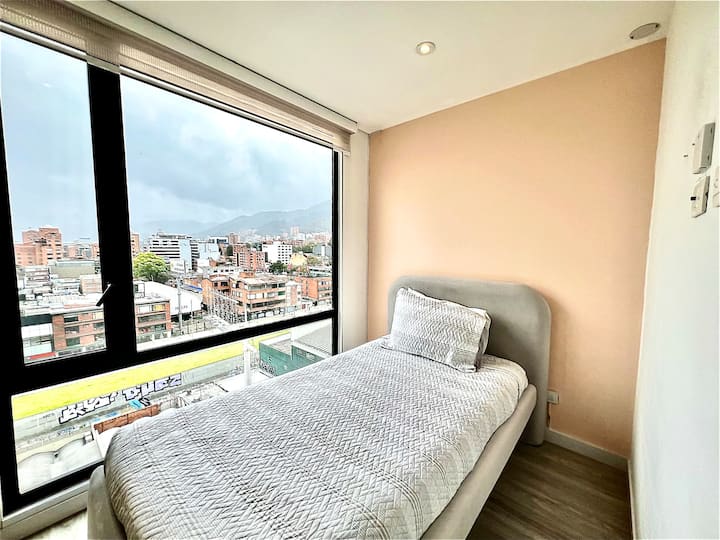 Útulný priestor s jednolôžkovou posteľou a v prípade potreby s pomocnou výklenkovou posteľou pre celkovú kapacitu dvoch hostí. 