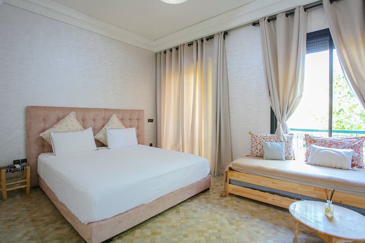 Dhomë gjumi kryesore (krevat i ri king size 180/200 cm, 2 krevate shtesë 90/190 cm, ajër i kondicionuar i ri, shtroja krevati cilësore prej pambuku