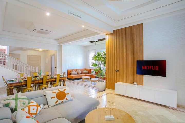 Dhomë ndenjjeje treshe, 2 televizorë të lidhur (Netflix), ajër i kondicionuar i ri