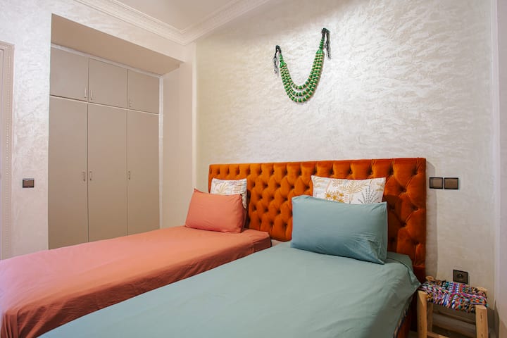 2 krevate tek (90/200 cm), ajër i kondicionuar i ri.