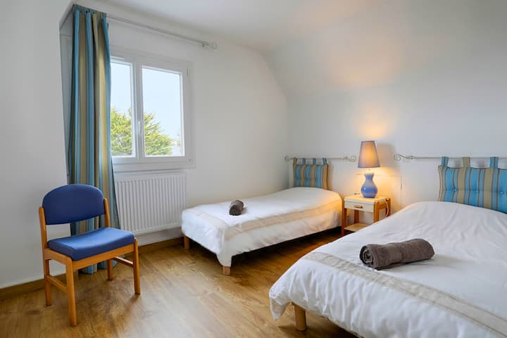 Spálňa s 2 90 cm posteľami a šatníkmi