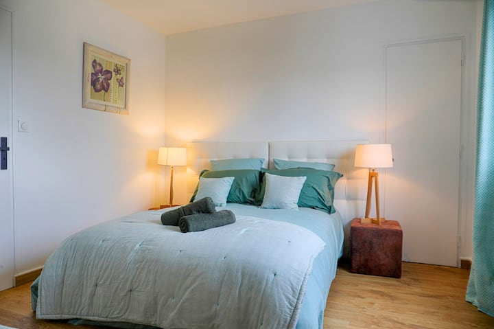 Tichá izba s posteľou 140 cm a šatníkmi