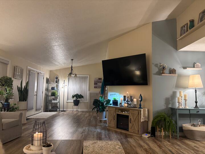 Queen Master & Private Bathroom - McMinnville, OR