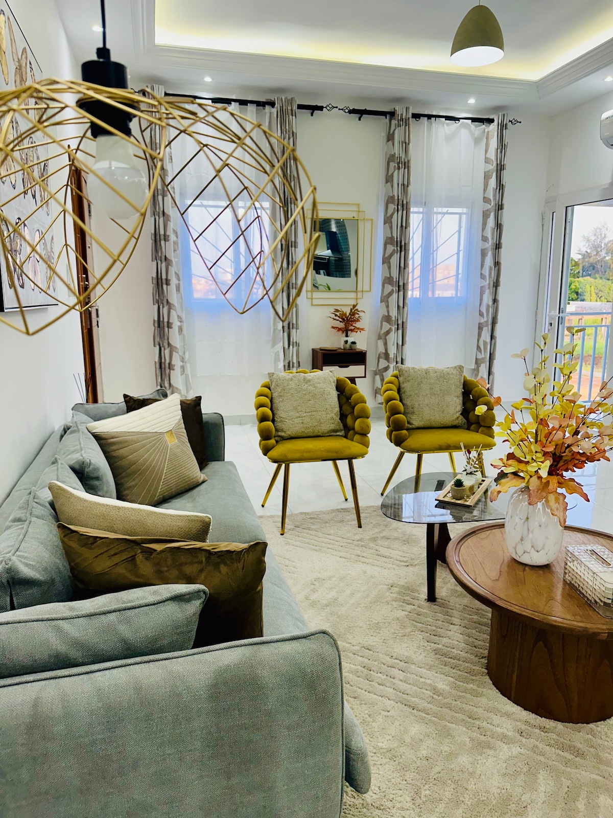 Habitación principal sofá acogedor y cómodo, todo ello adornado con una decoración elegante  y depurada 