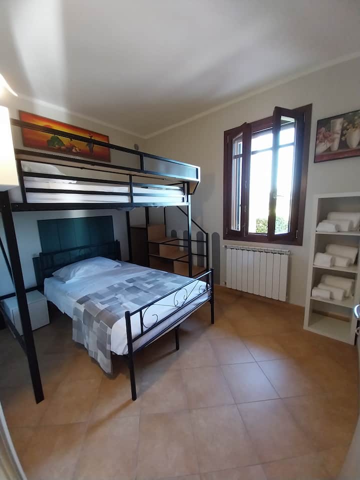 Dormitorio pequeño con una cama queen (120 × 190) y una cama alta con una cama doble (doble francesa, 140 × 200). La cama alta es resistente y estable.