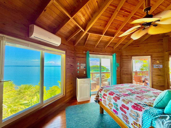 Mandhari ya kuvutia ya bahari kutoka kwenye chumba kikuu cha kulala - yanayoelekea kwenye Cow & Calf maarufu 