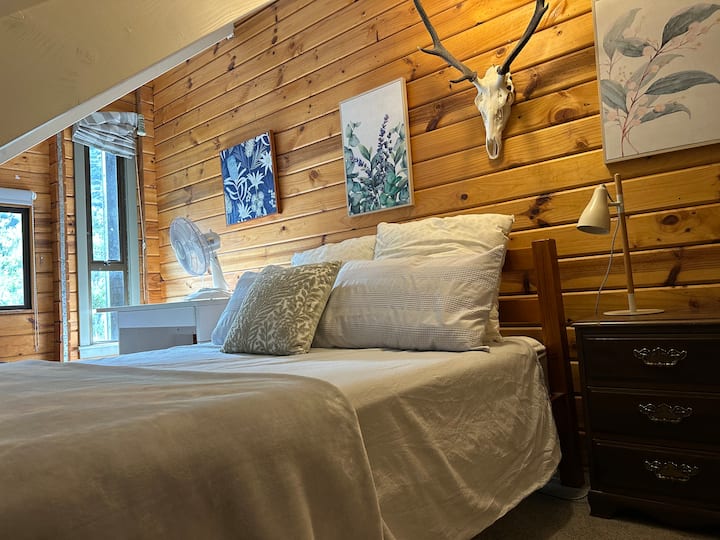 舒适的客房，配有一张标准双人床。