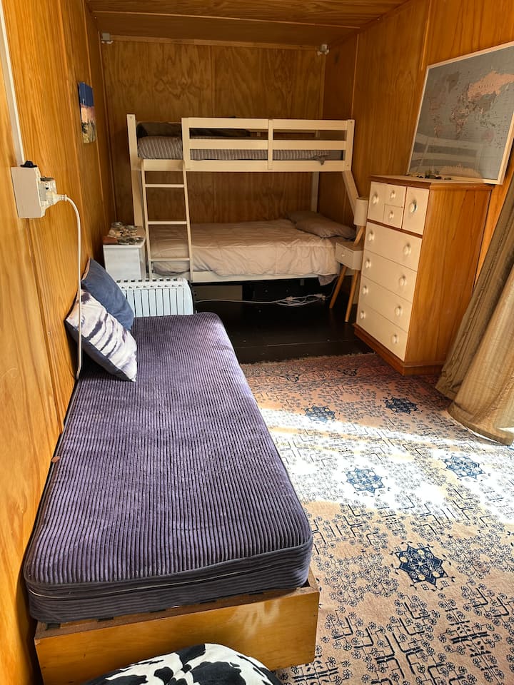 独立的睡眠空间，配有双人/单人双层床、抽屉柜和沙发床/长沙发。