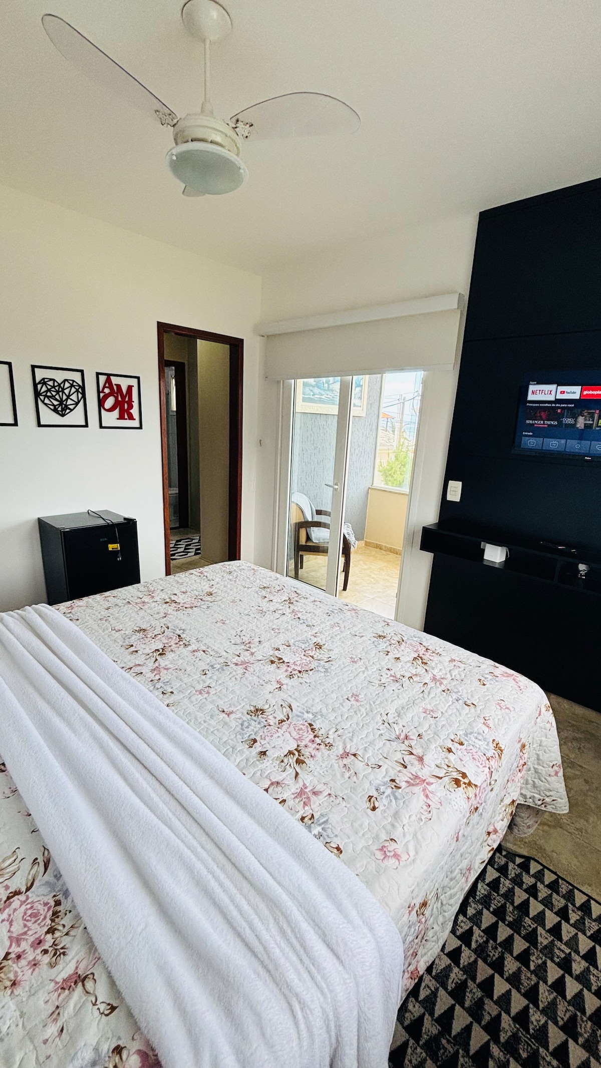 סוויטה זוגית בקומה העליונה, נוף לים, מיזוג אוויר, מאוורר תקרה, ארון, טלוויזיה חכמה, מיני בר.