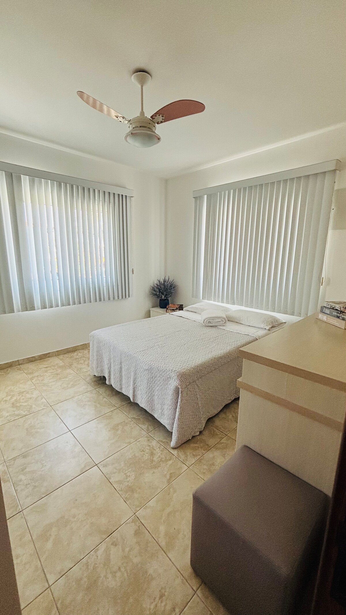 חדר שינה בקומה העליונה עם מיזוג אוויר ומיטה זוגית