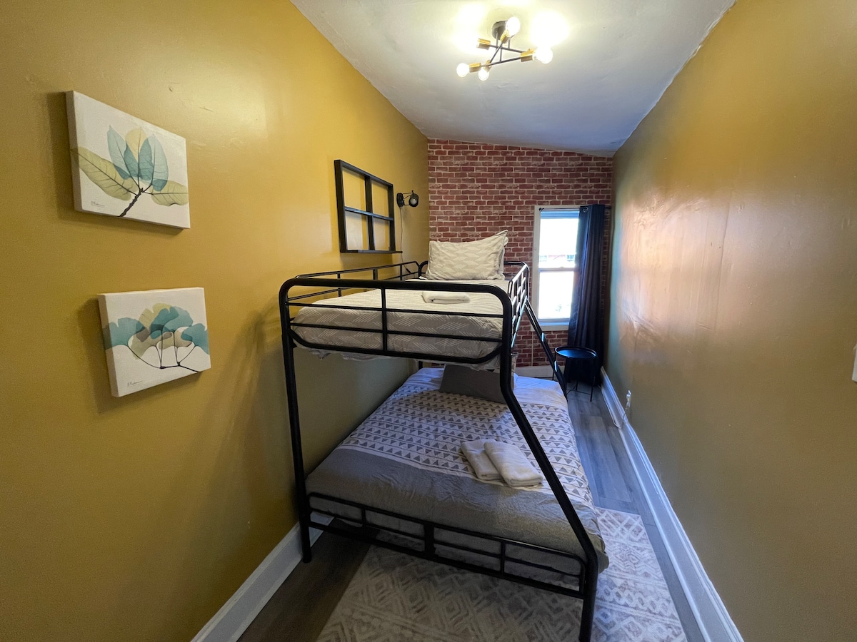 Lit queen size sur la couchette inférieure, lits jumeaux en haut.