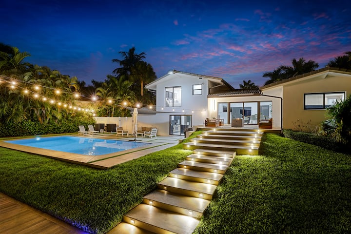 Luxury Waterfront Escape Pool - Dock - Ocean Acces - Houses for Rent in ...