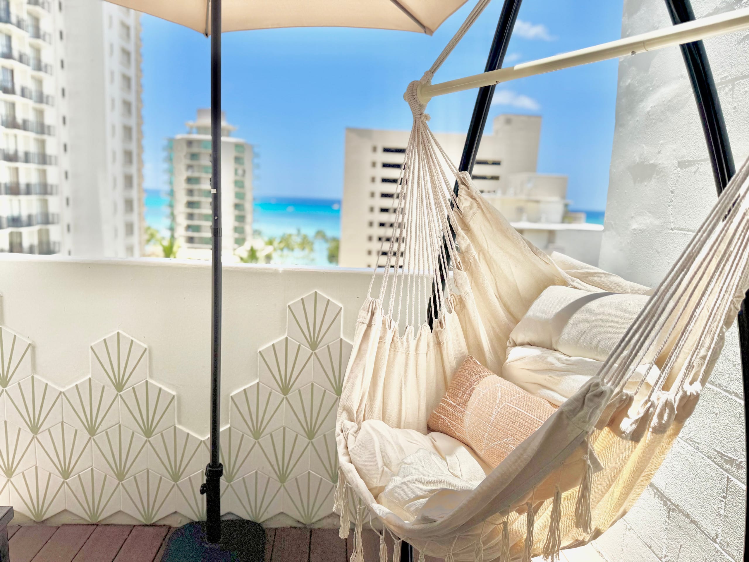 Cute Ocean View PH studio in Central Waikiki - Image 11