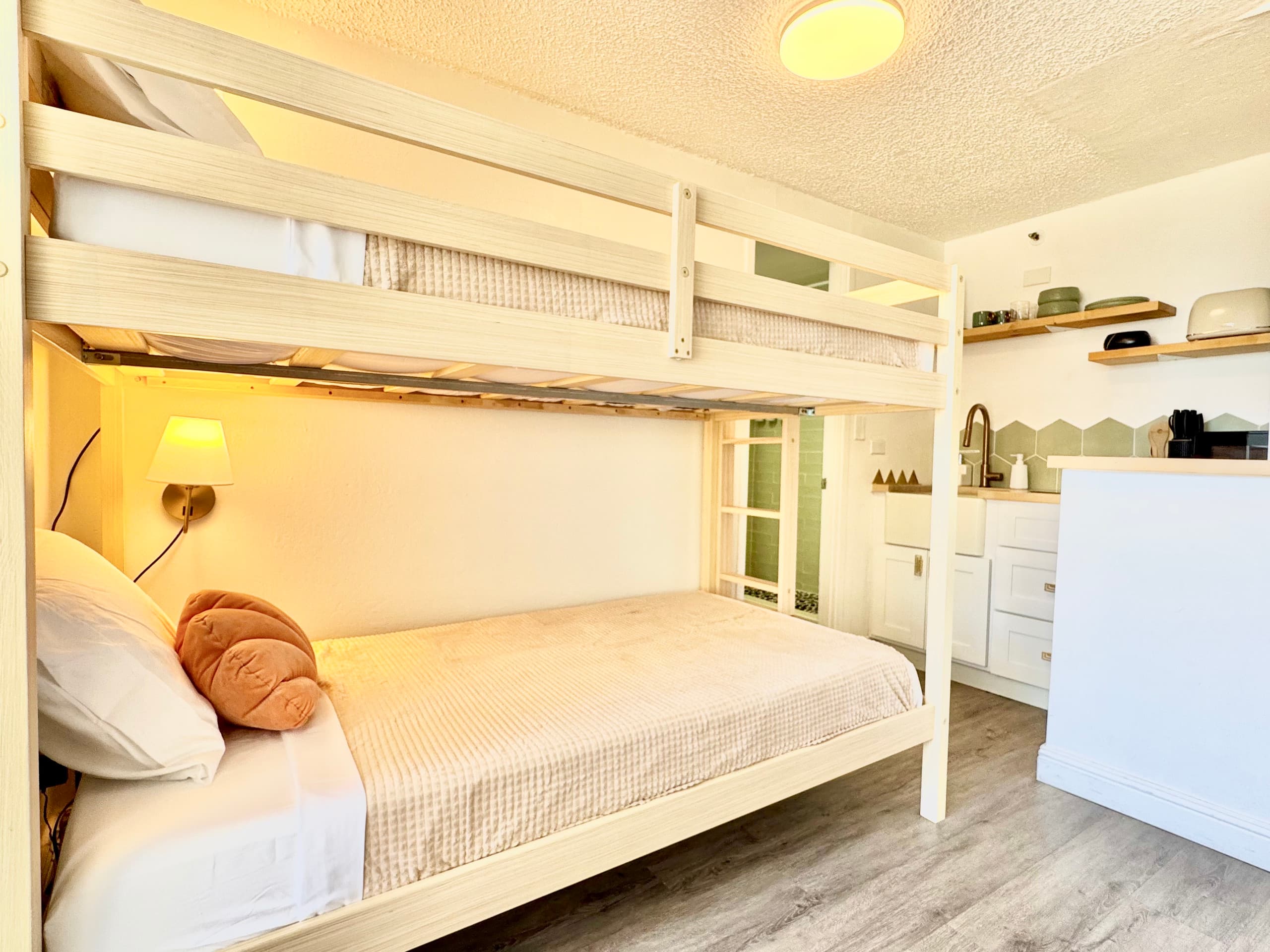 Cute Ocean View PH studio in Central Waikiki - Image 13