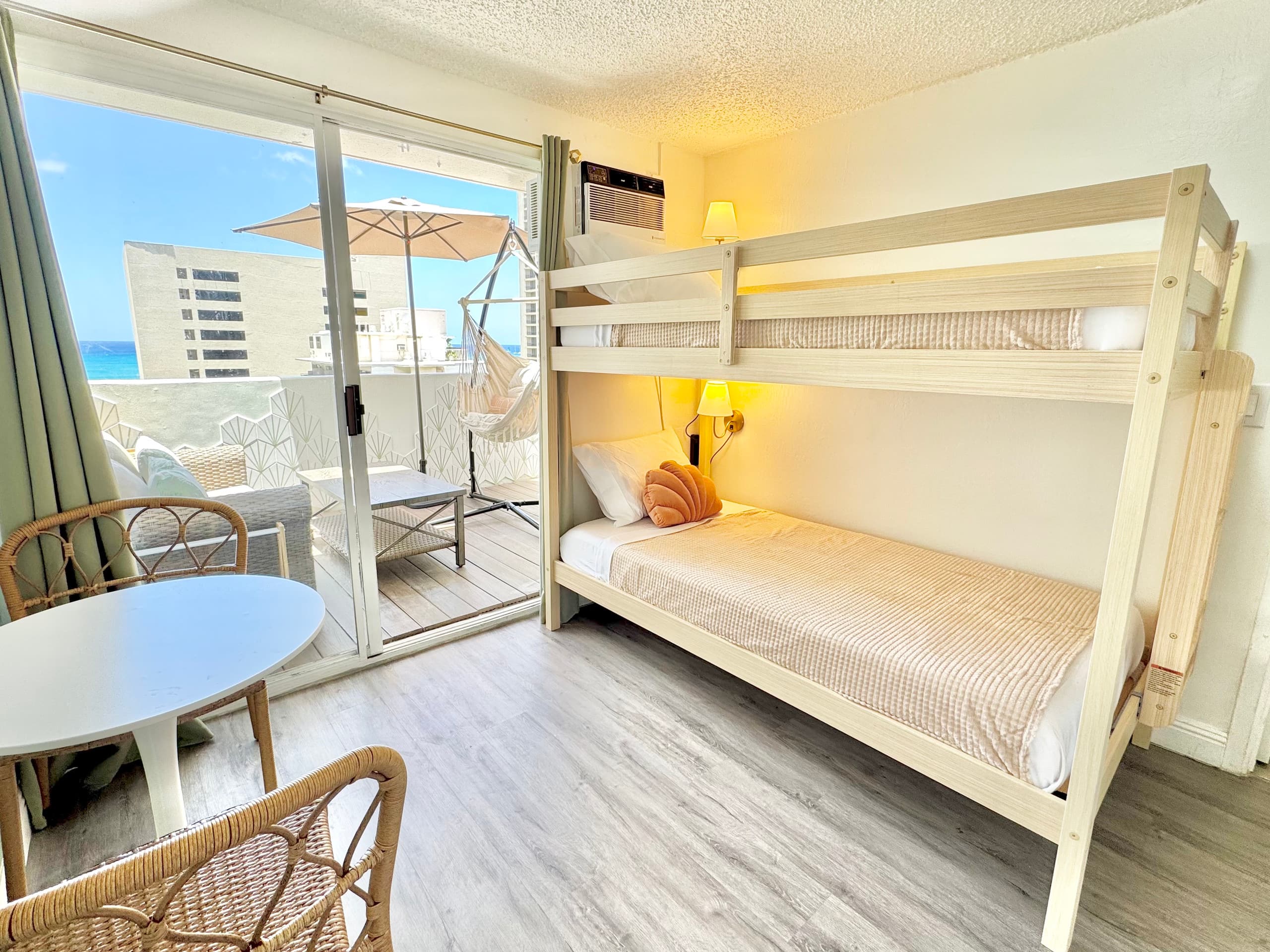 Cute Ocean View PH studio in Central Waikiki - Image 2