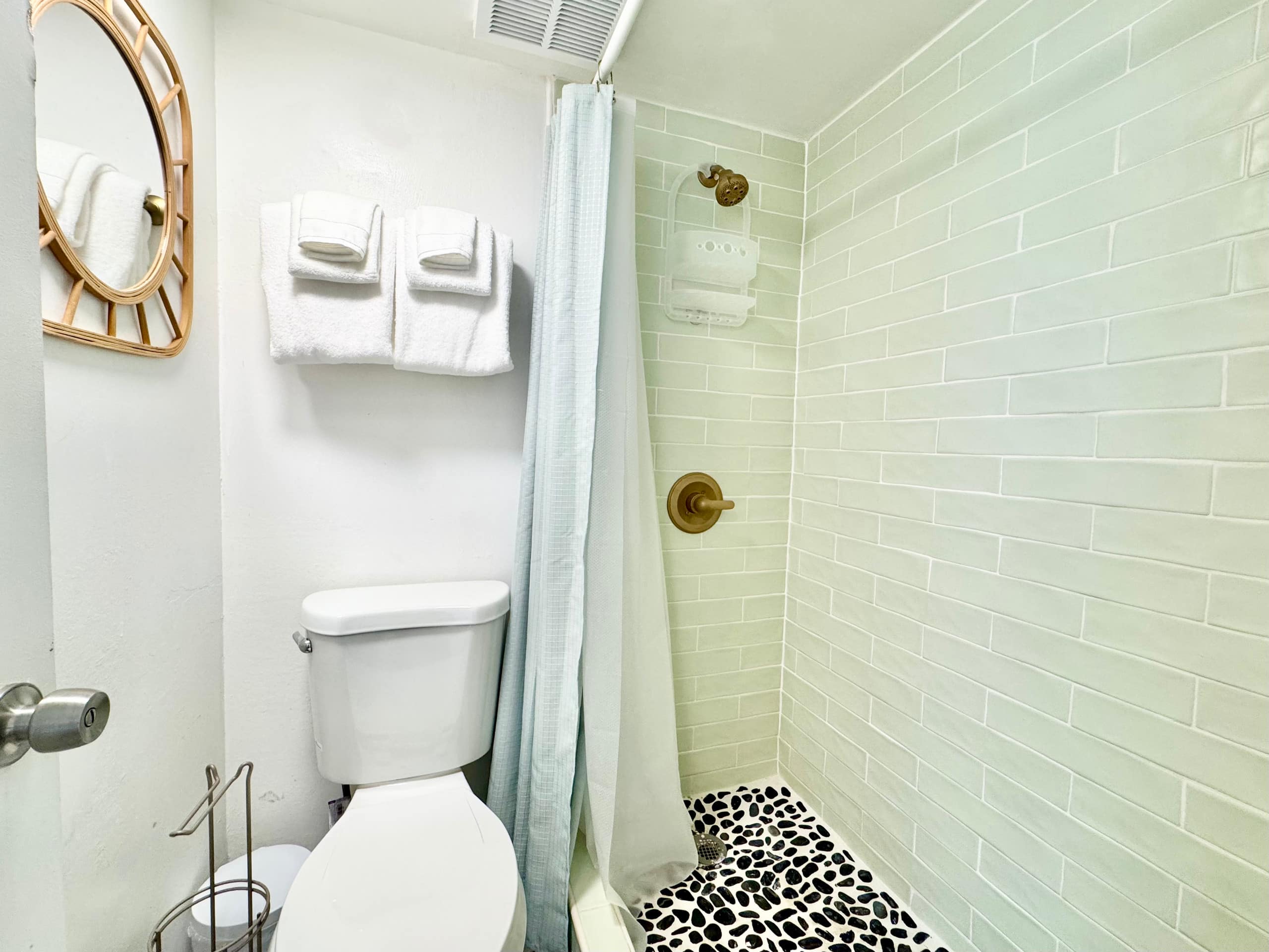 Cute Ocean View PH studio in Central Waikiki - Image 9