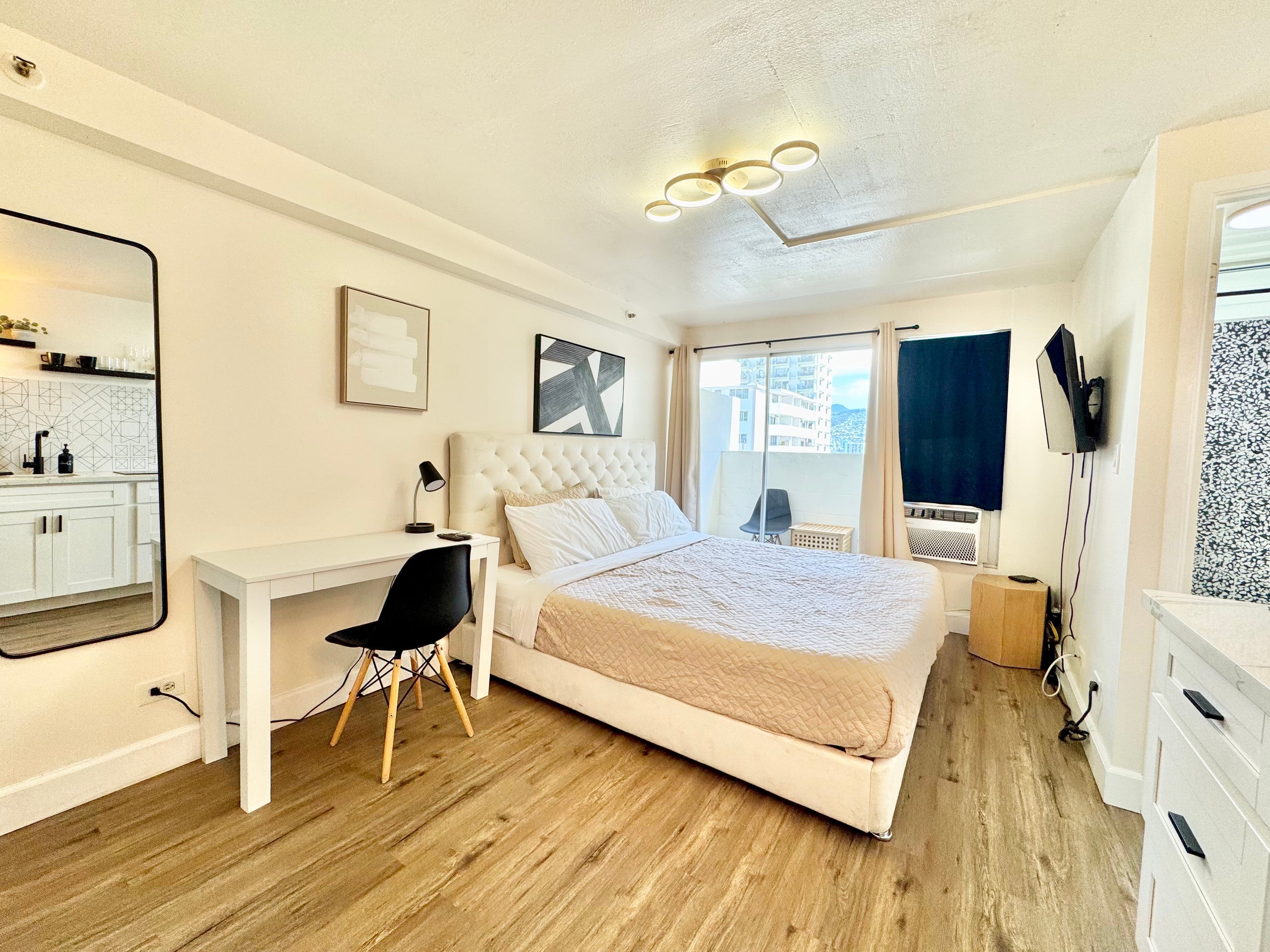 Cute studio in central Waikiki - Image 1