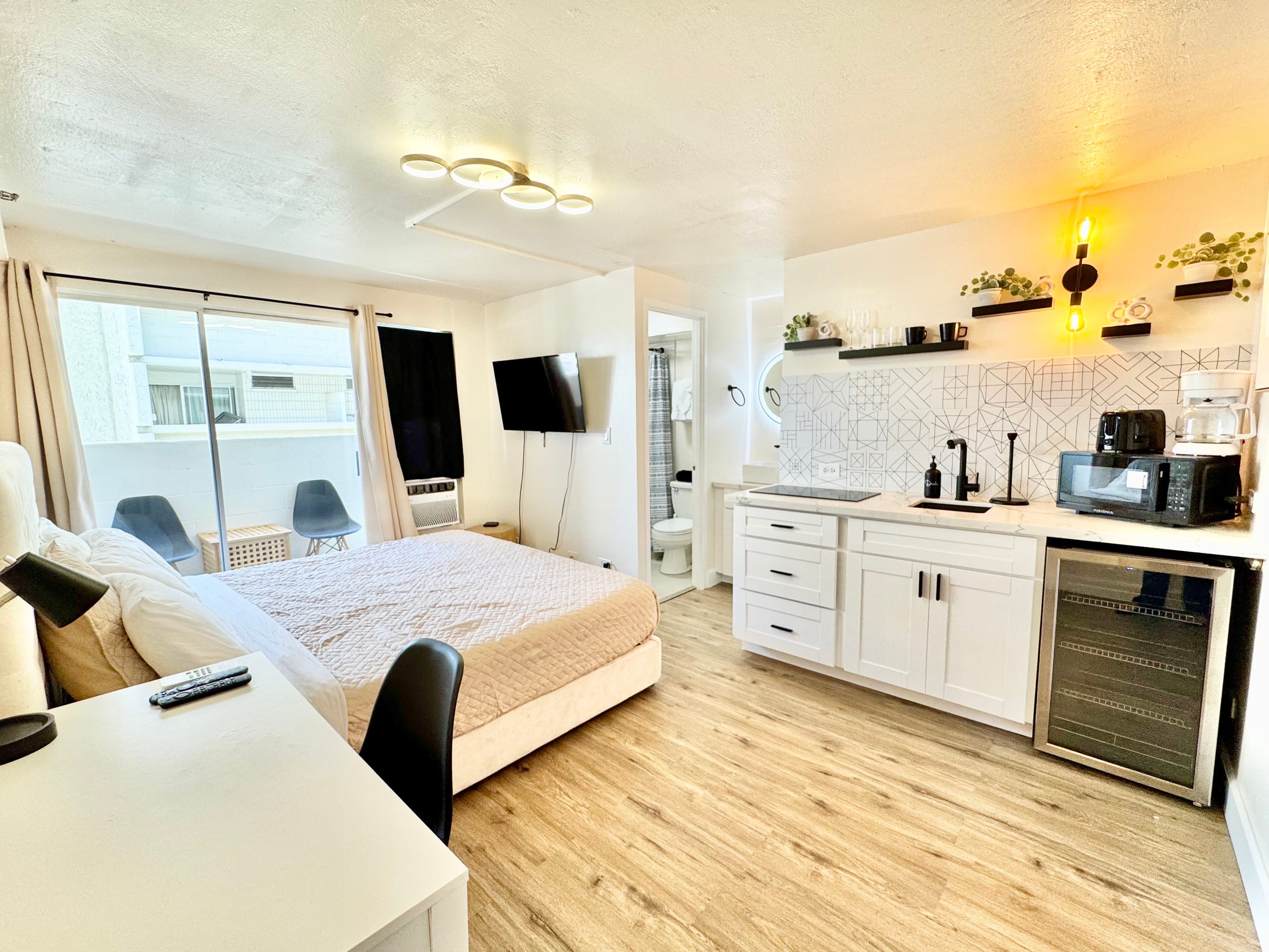 Cute studio in central Waikiki - Image 6