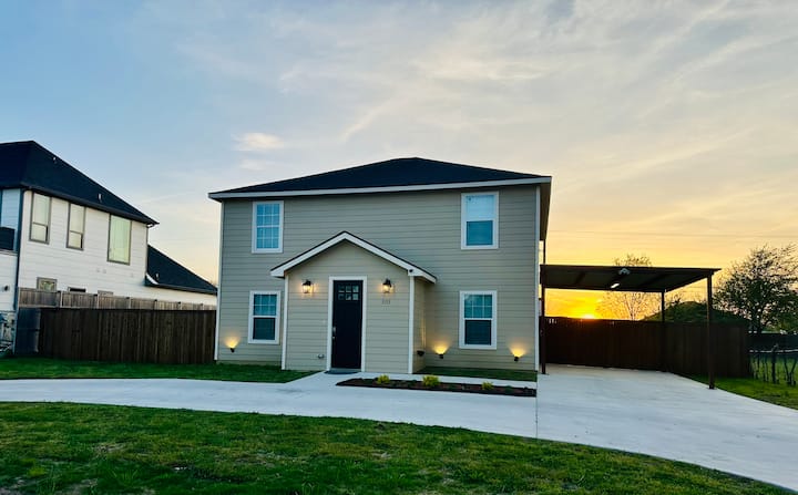 New Modern Family Home - Palmer, TX