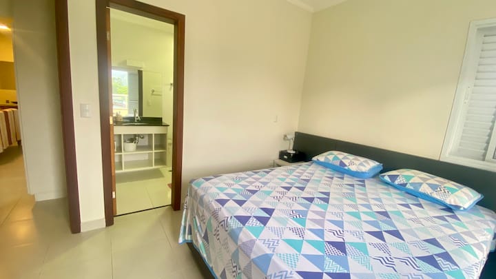 ห้องสวีทคู่พร้อมเตียงควีนไซส์เครื่องปรับอากาศทีวีและพื้นที่ทำงาน