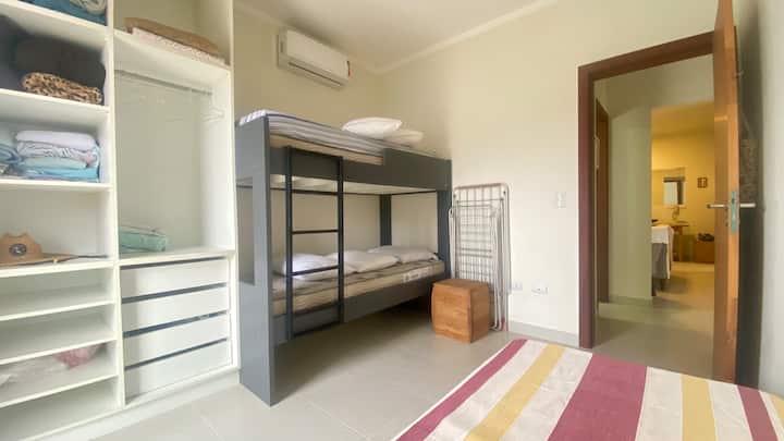 ต้องนำผ้าปูที่นอนมาด้วย เรามีหมอนและผ้าคลุม
ตู้เสื้อผ้าและเครื่องปรับอากาศ