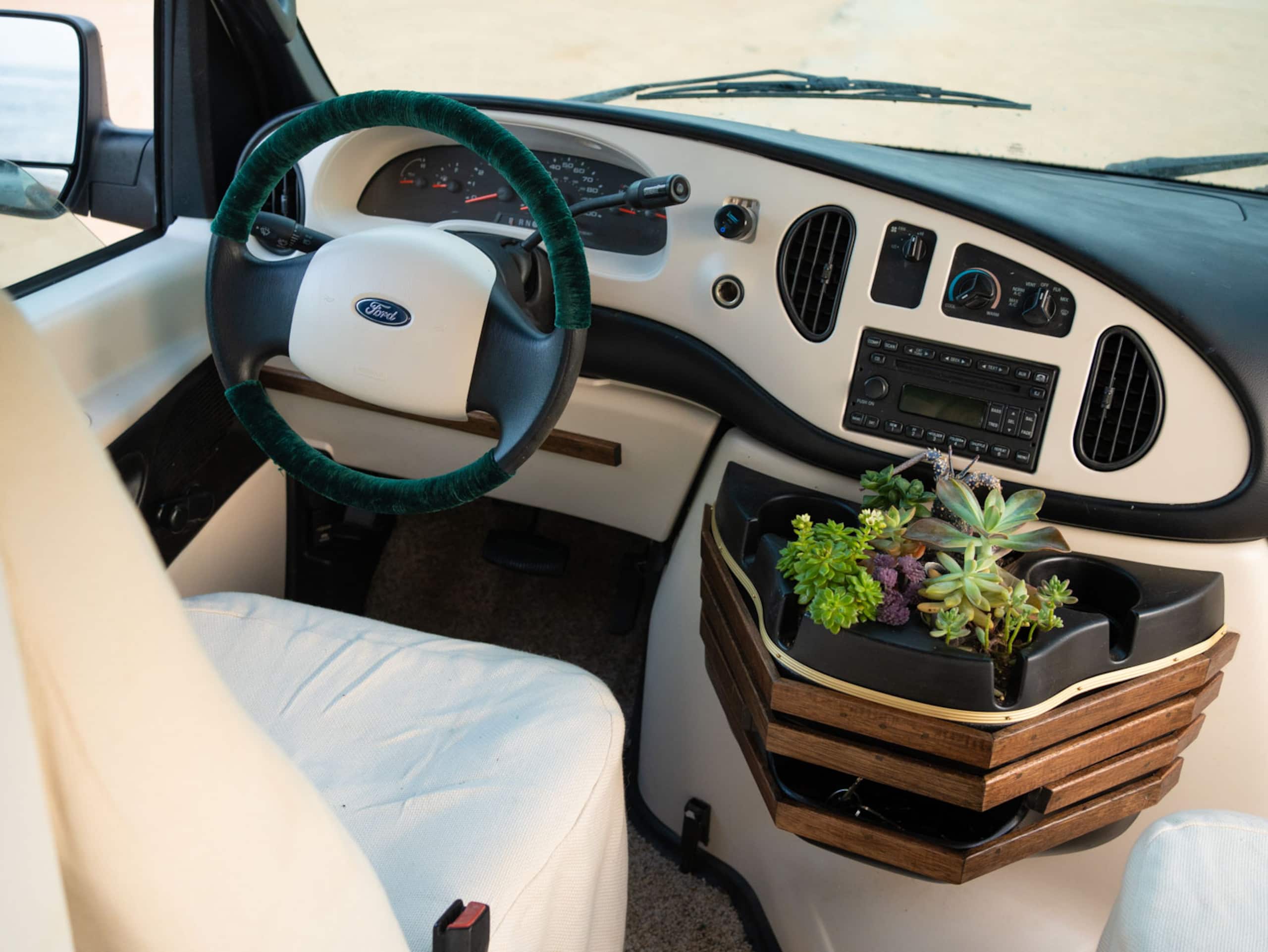 Ford E150 camper van - Image 9