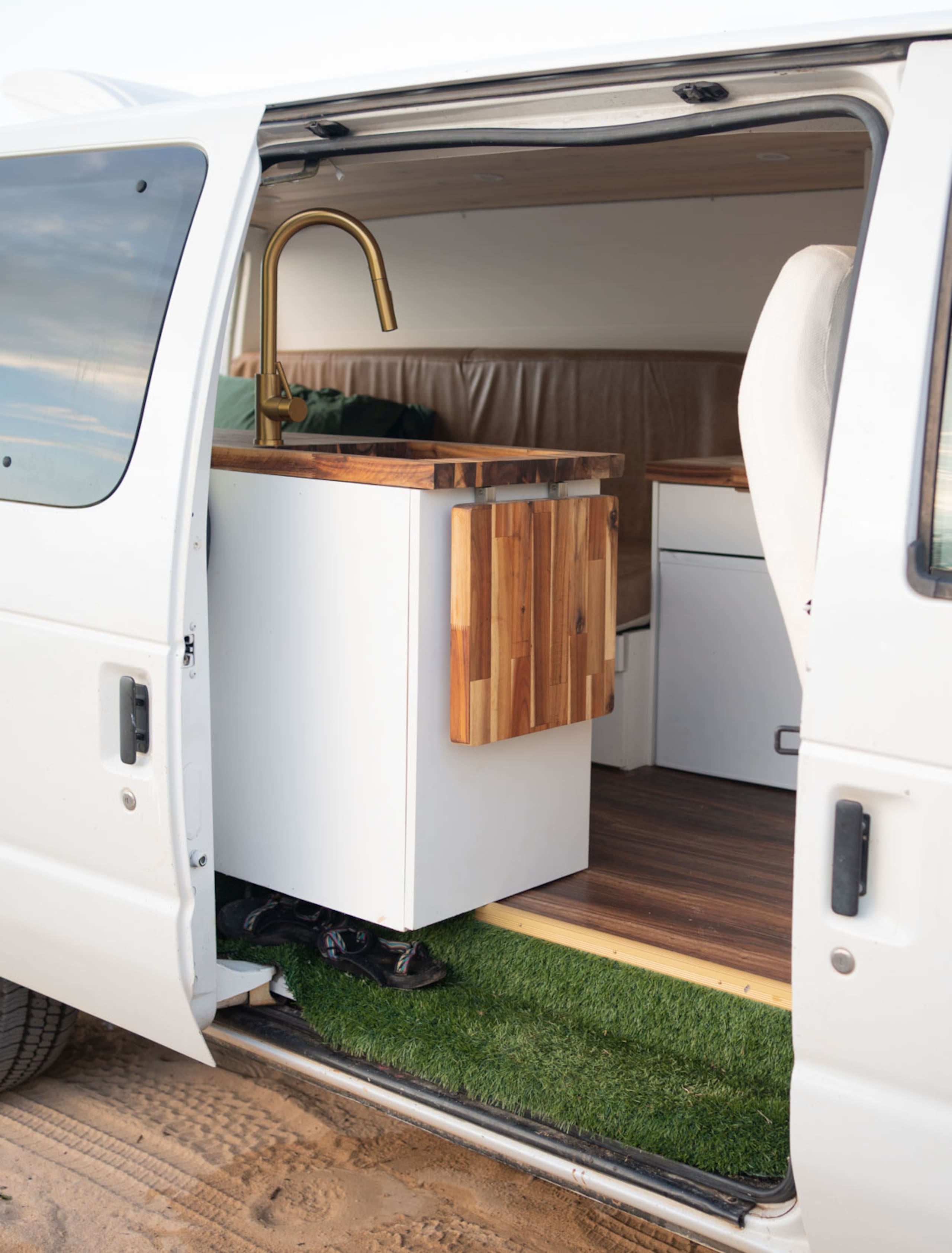 Ford E150 camper van - Image 11