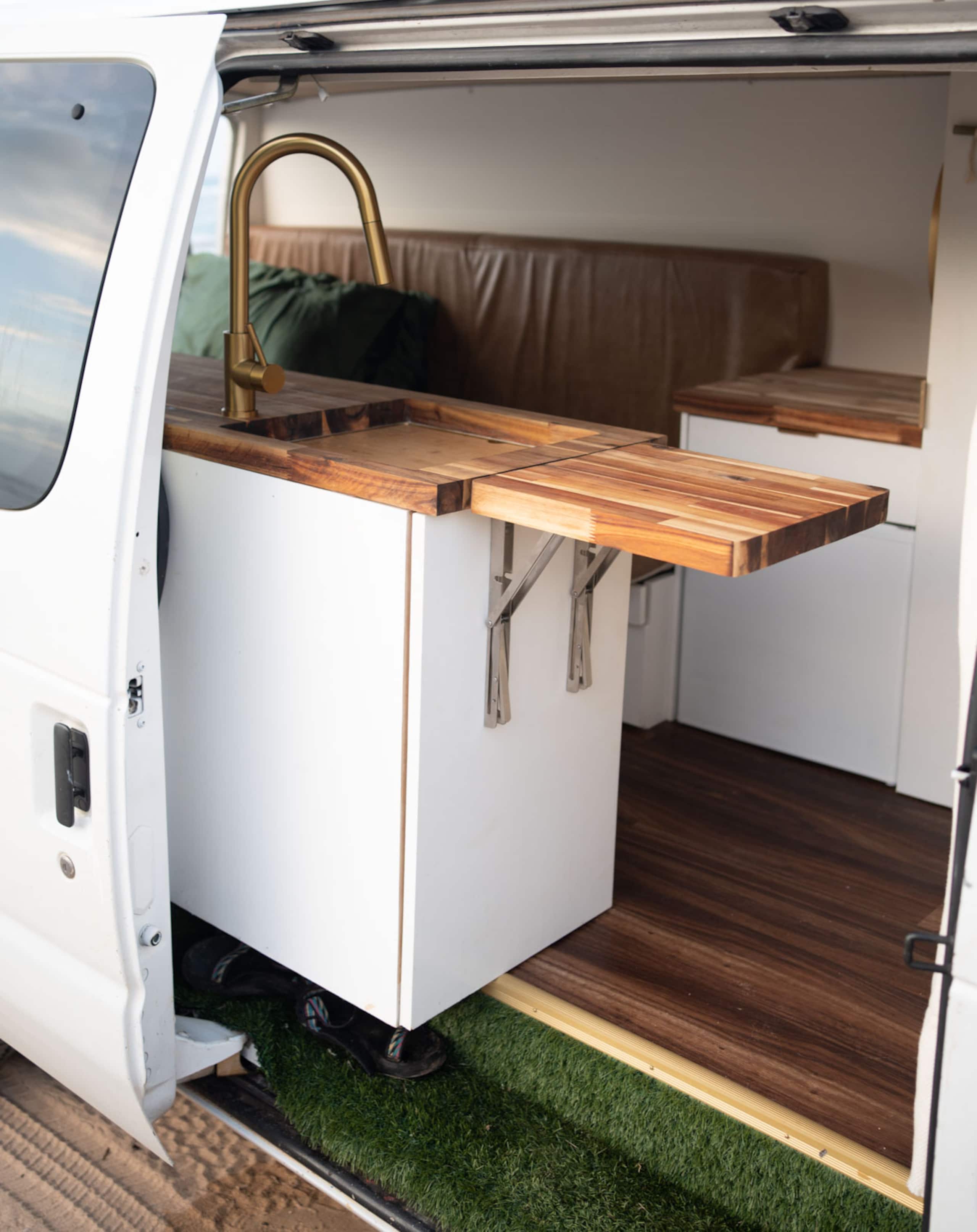 Ford E150 camper van - Image 6