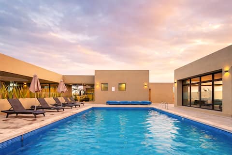 2BR Premium El Refugio: 75” TV, King Bed, A/C, Gym