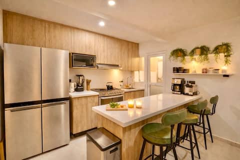 Deluxe Apartment + King Bed + A/C + Pool House & Gym