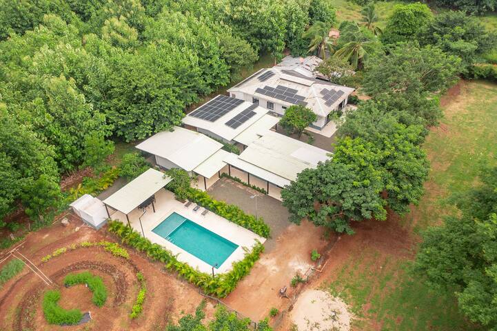 Private Macaw Sanctuary Farm - Unique Getaway