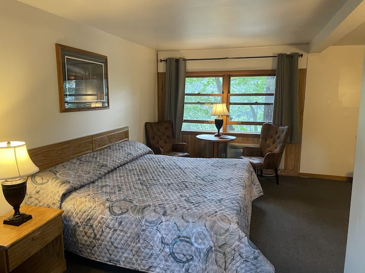 Lakeside 1 King Jacuzzi Cabin - Lake Delton, WI