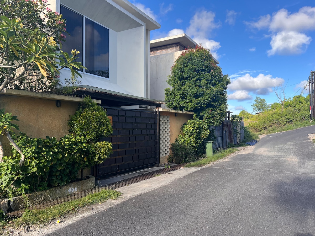 Home in South Kuta · 3 bedrooms · 5 beds · 2.5 private baths，Airbnb 可比房源