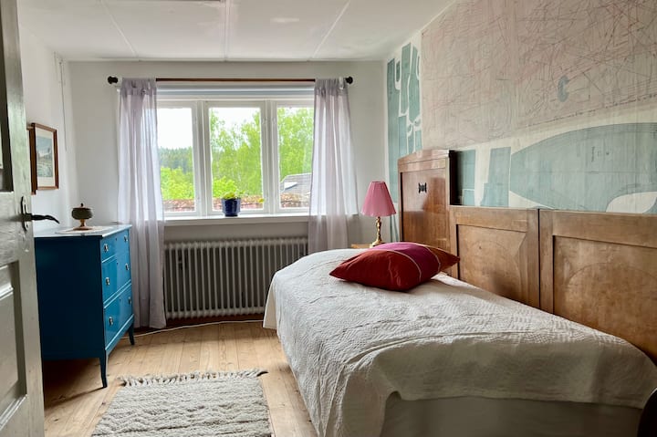 تحتوي غرفة النوم الأكثر عزلة في الطابق العلوي على سريرين (الأبعاد 90 × 200 سم) وإطلالة على القرية.