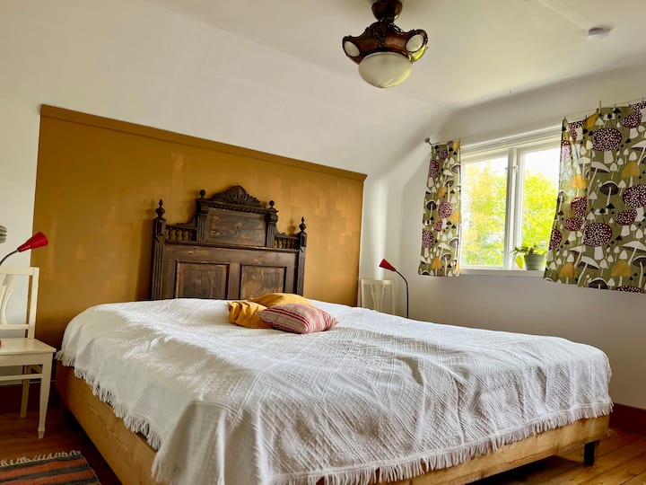 غرفة نوم بسرير مزدوج (الأبعاد 2 × 105 × 200 سم) في الطابق العلوي، مع إطلالة على القرية وتمتد من ليلان. 
 