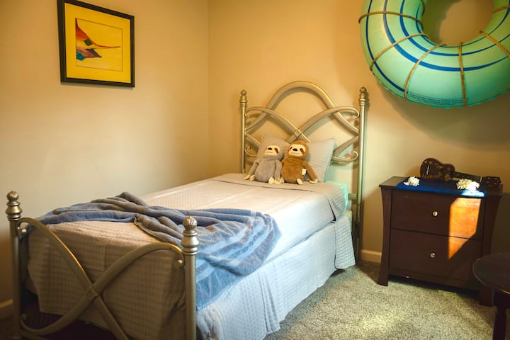 Kahden hengen makuuhuone, jossa on pehmeät liinavaatteet rauhallista nukkumista varten.