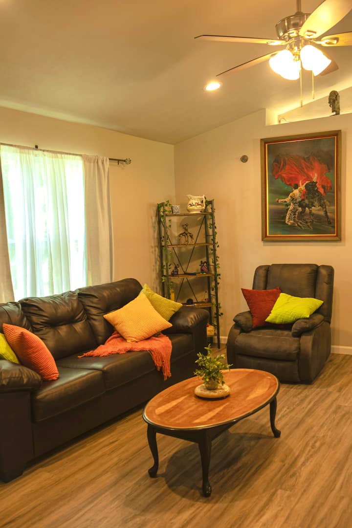 Rentoudu valoisassa, avoimessa tilassa lähteillä vietetyn päivän jälkeen.