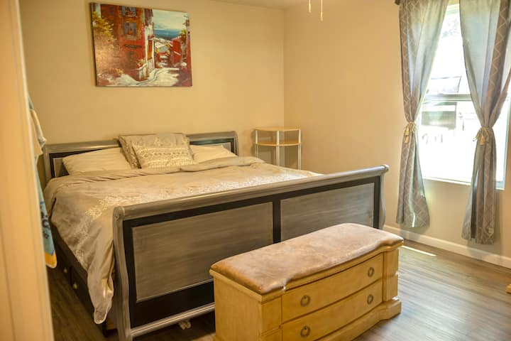 King-makuuhuone, jossa on pehmeät liinavaatteet rauhallista nukkumista varten.