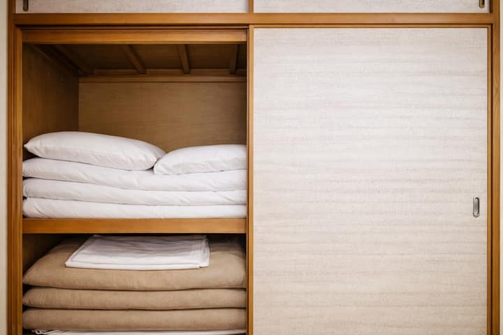 Na raspolaganju su 3 kompleta futona.